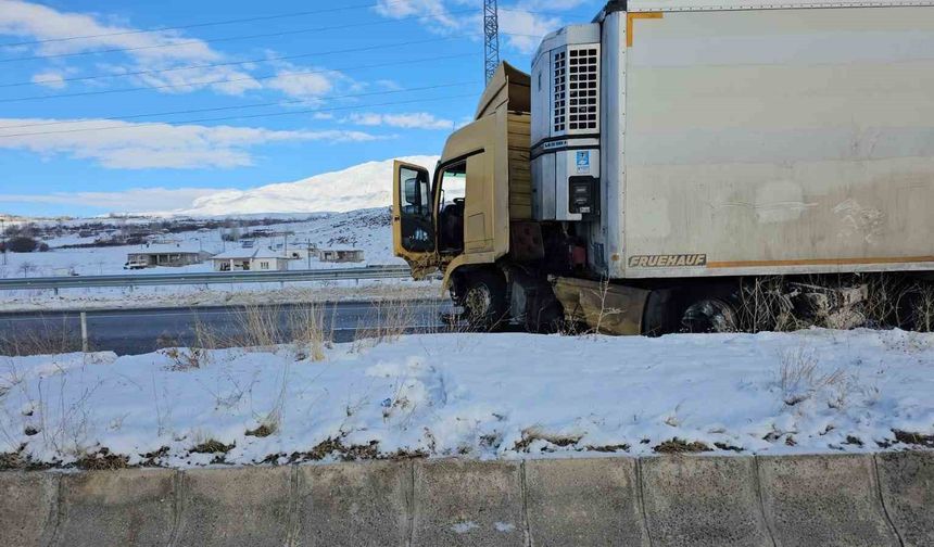 İran'dan Mersin'e karpuz taşıyan tır kaza yaptı: 1 yaralı