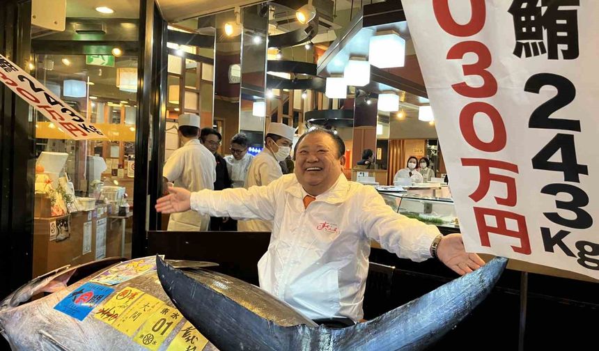Japonya'daki balık mezatında dev orkinos 3,2 milyon dolara satıldı