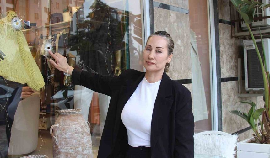 Kapalı mağazaya kurşun yağdırdılar: Esnaf kadın korku içinde