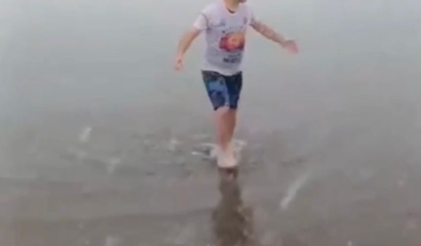 Kar altında denize girip yüzdü attı