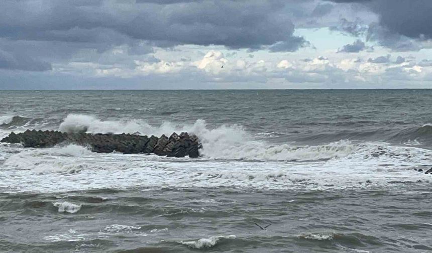 Karadeniz'de fırtına etkili oluyor