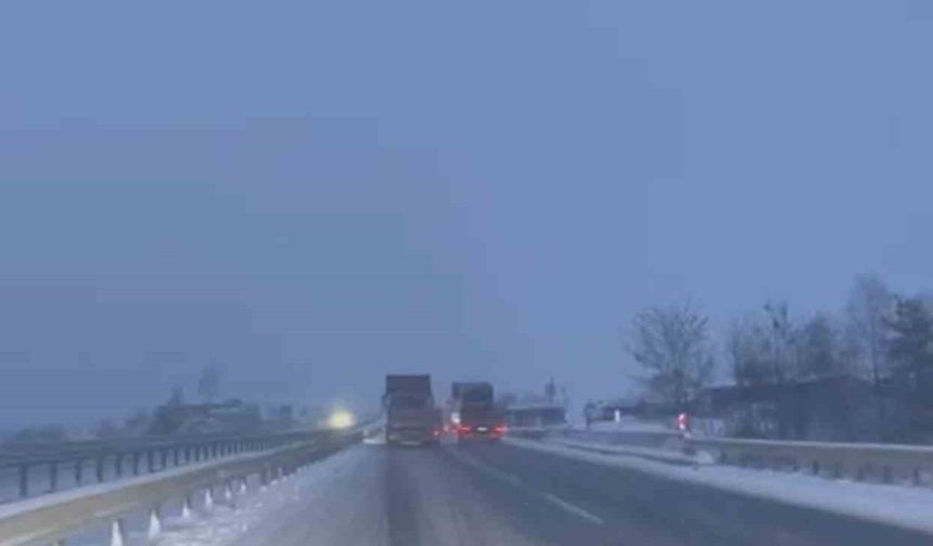 Karadeniz'i İstanbul'a bağlayan yolda kar yağışı etkili oluyor