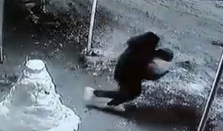 Kardan adamın kafasını çaldılar, o anlar kamerada