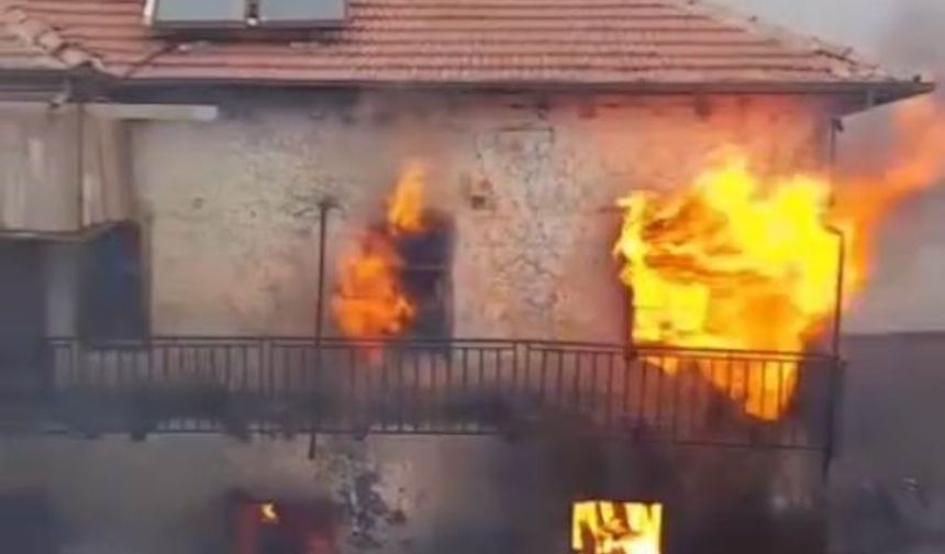 Konya'da fırtınada ev ve çiftlikteki saman balyaları alev alev yandı