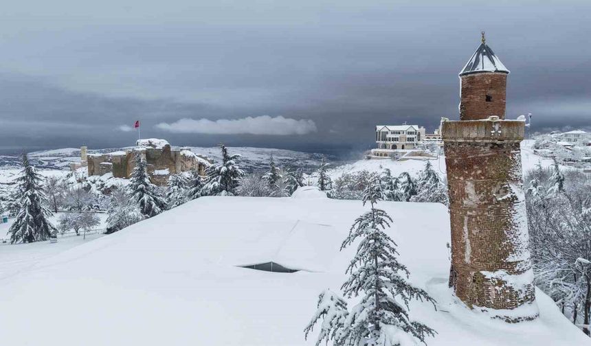 Medeniyetlerin beşiği Harput beyaza büründü, kartpostallık görüntüler oluştu