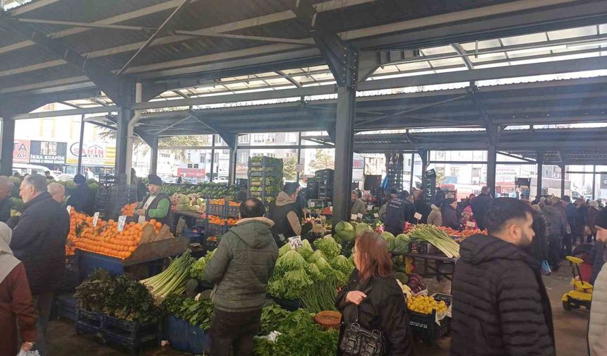 Mersin'den giden salatalık, Kayseri'de pazarda zam şampiyonu