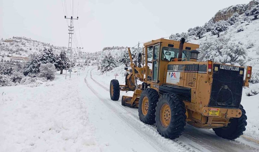 Mersin'in yüksek kesimlerinde karla mücadele sürüyor