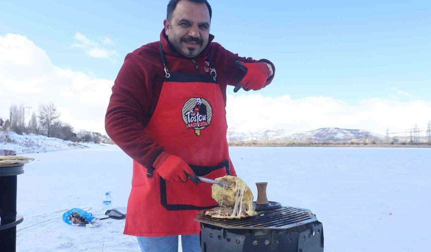 Meşhur tostçu, soğuk havada şov yapmak isterken kendini yaktı