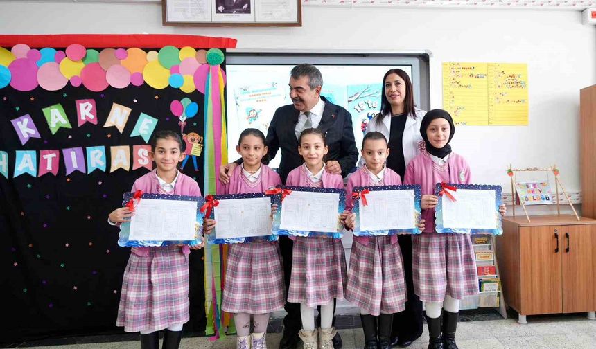 Milli Eğitim Bakanı Tekin, Ağrı'da beşiz kardeşlere karnelerini verdi