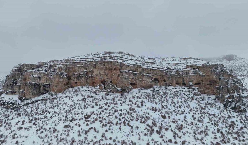 Milyonlarca yıllık vadi beyaza büründü