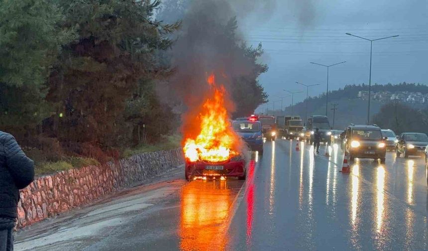 Motor arızası veren otomobil alev alev yandı