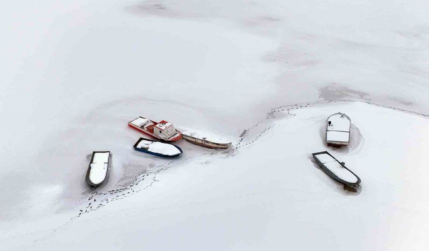 Nazik Gölü tamamen dondu