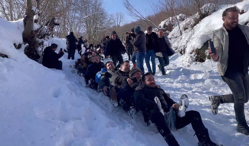 Ordu'da kar yağışı eğlenceye dönüştü: 150 kişi aynı anda kaymaya çalıştı