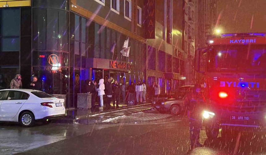 Otel bodrumunda çıkan yangın paniğe neden oldu