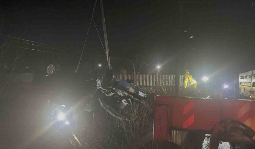 Otomobil çaya uçtu: Baba ve oğlu öldü