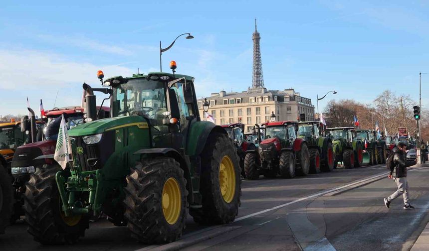 Paris'te çiftçilerden 350'den fazla traktörle AB-Mercosur anlaşmasına protesto