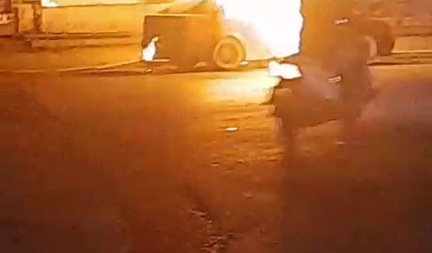 Park halindeki otomobil yandı, sahibi tarafından yakıldığı öne sürüldü