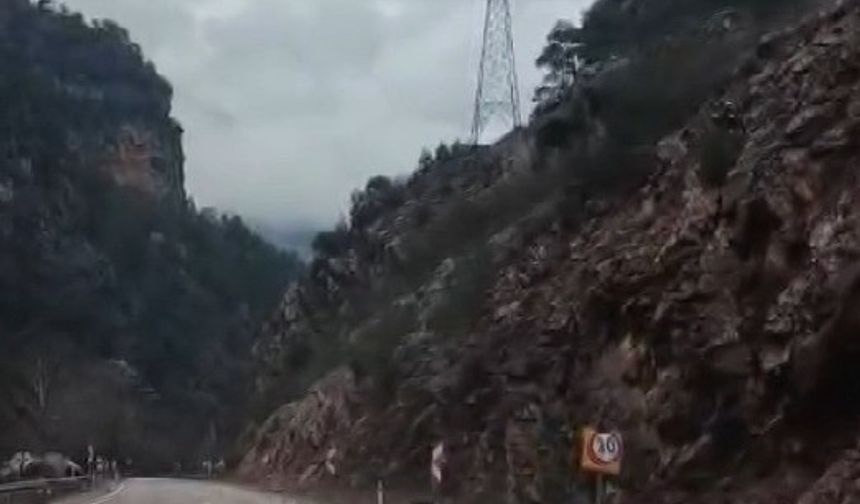 Saimbeyli'de yağışlar sonrası yola yine kaya düştü
