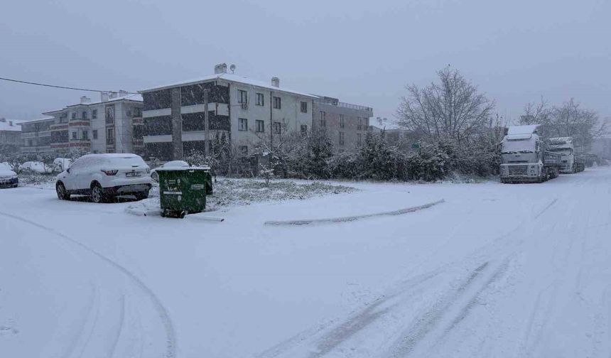 Sakarya yeni yıla karla uyandı: Şehir merkezinde lapa lapa yağıyor