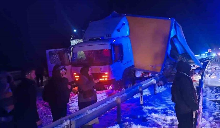 Sarıkamış'ta otobüs kamyona çarpı: 9 yaralı