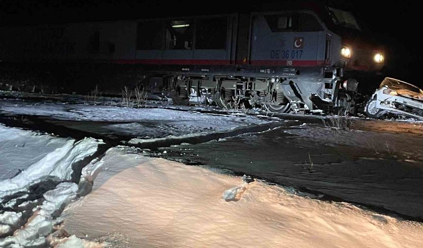 Sarıkamış'ta yük treni otomobile çarptı: 1 yaralı