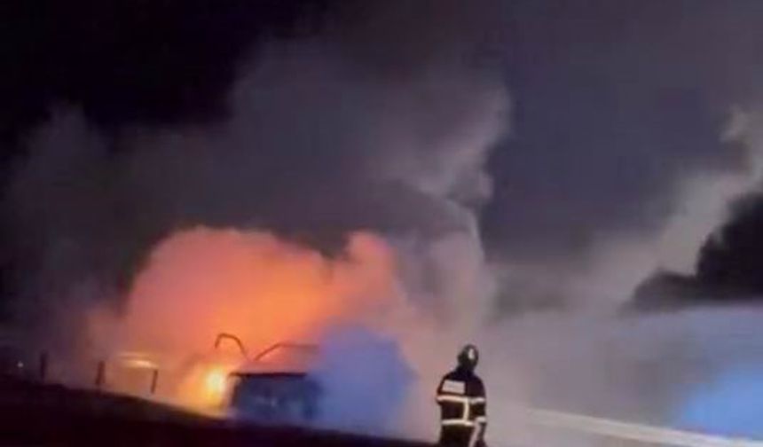 Seyir halindeki otomobil alev topuna döndü