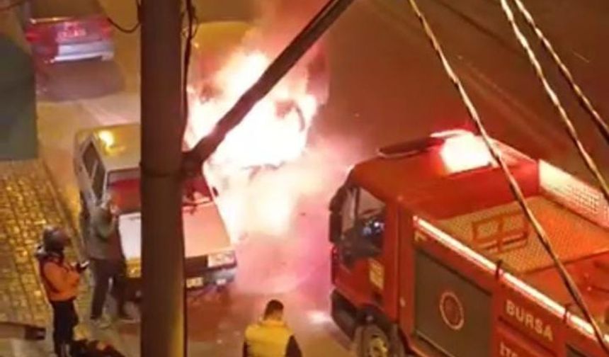 Seyir halindeki otomobil küle döndü