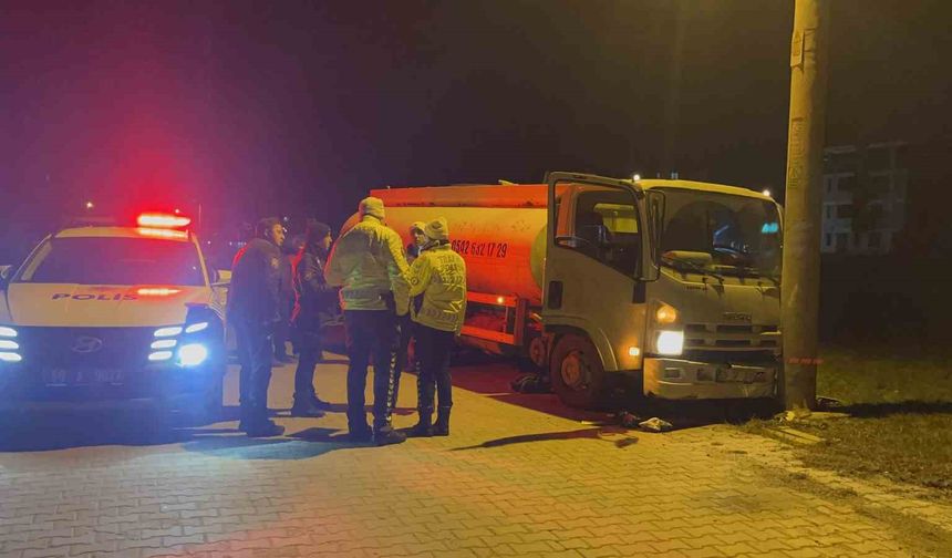 Sürüyü ezmemek için manevra yapınca beton direğe çarptı