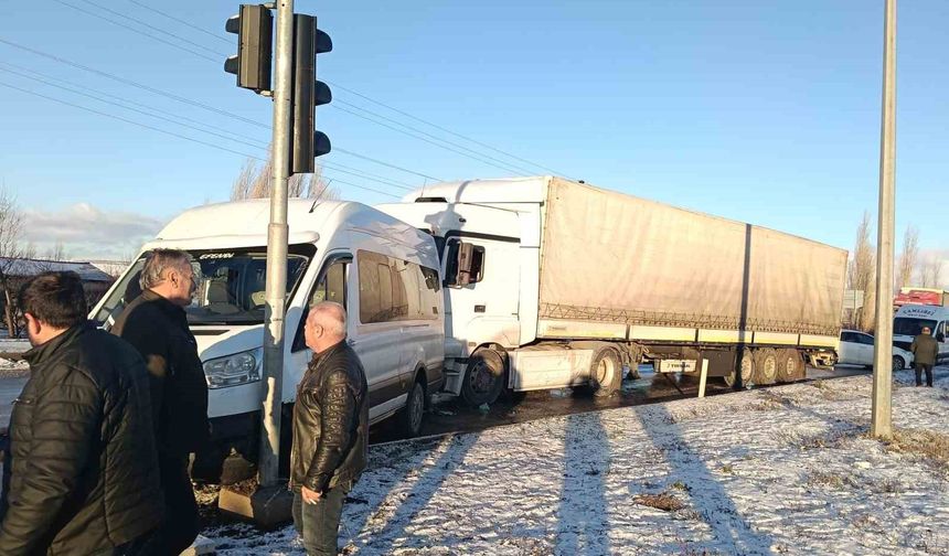 Tokat'ta buzlanma zincirleme kazaya oldu, 5 araç birbirine girdi