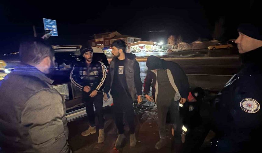 Tokat'ta durdurulan otomobilde 3 kaçak göçmen yakalandı