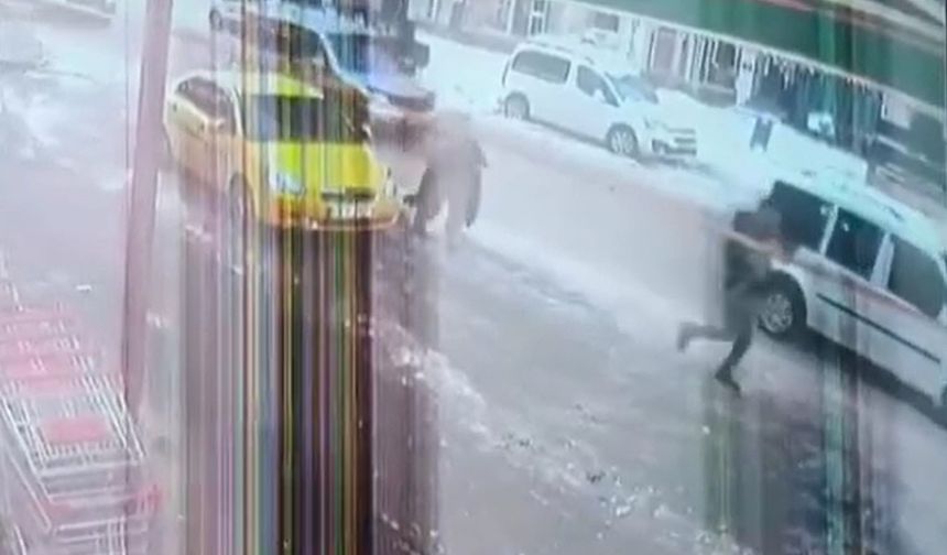 Trafik kilitlenince taksiden indi, havale geçiren çocuğu kucağında hastaneye taşıdı