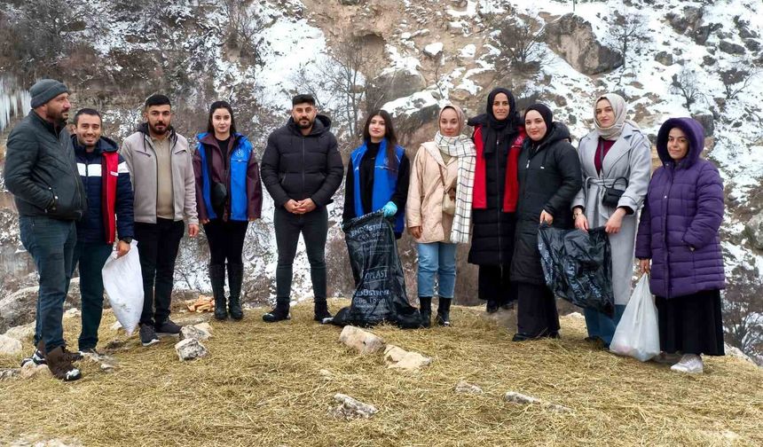 Tunceli'de soğuk kışa sıcak dokunuş: Gençler yaban hayatı için seferber oldu