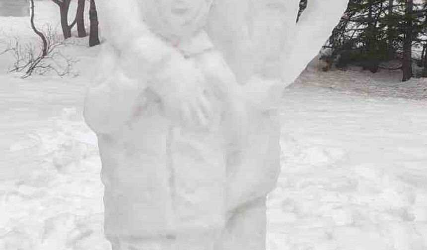 Uludağ'da kardan heykel sanat eserini aratmadı