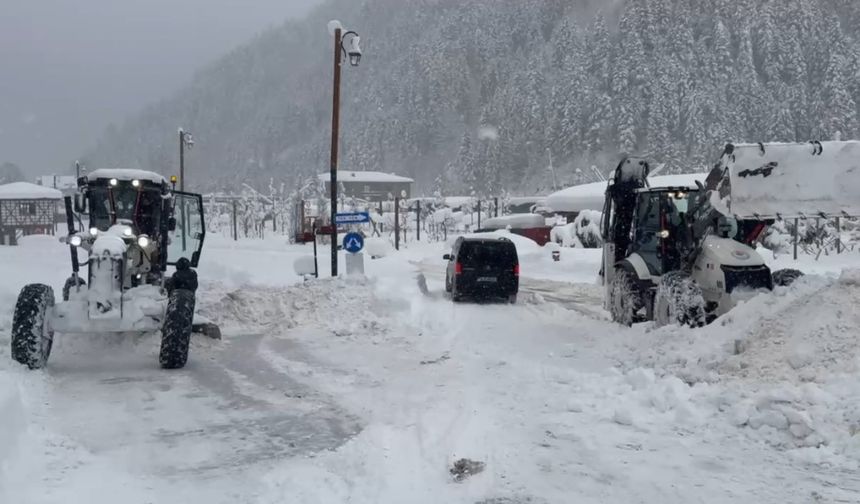 Uzungöl'de kar kalınlığı 1 metreyi aştı