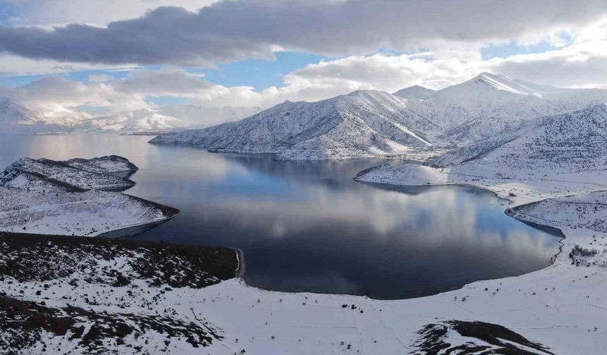 Van Gölü'nün masmavi suları karla buluştu