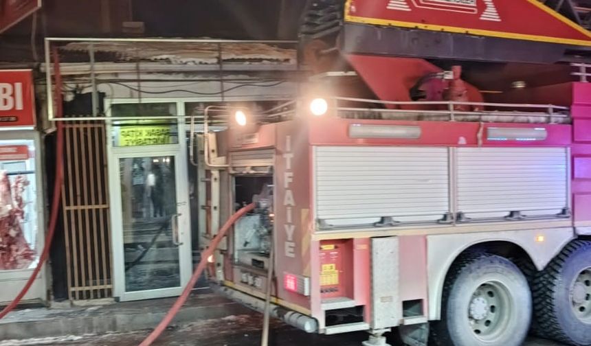 Van'da korkutan yangın: 5 iş yeri zarar gördü