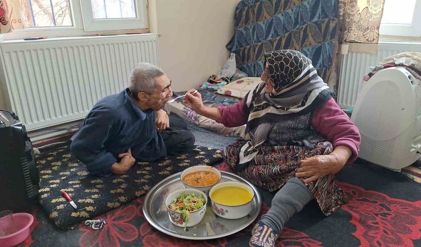 Yaşlı kadın engelli oğluna 61 yıldır 'bebek' gibi bakıyor: Azmiyle örnek oluyor