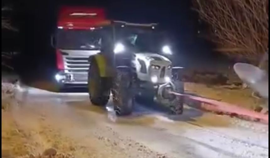 Yolda kalan tır, konvoy halinde çekilerek kurtarıldı