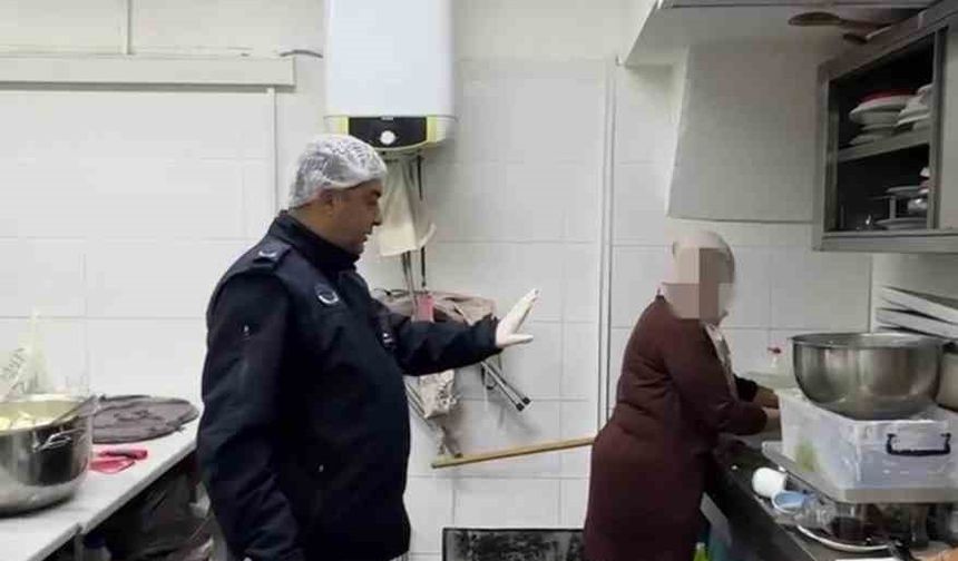 Zabıta denetimi esnasında mutfak tezgahında yıkanan paspas mide bulandırdı