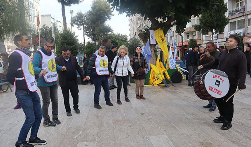 Mersin’de KESK, halaylar eşliğinde iş bıraktı