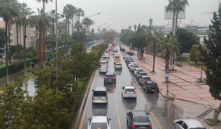 Mersinliler 17 Şubat Salı günü sabahına trafik çilesiyle uyandı