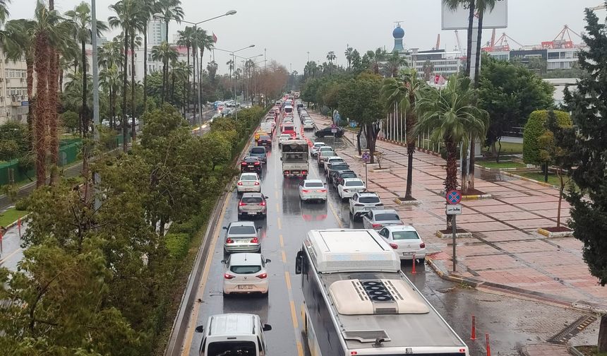 Mersinliler 18 Şubat Çarşamba gününe yoğun trafikle uyandı