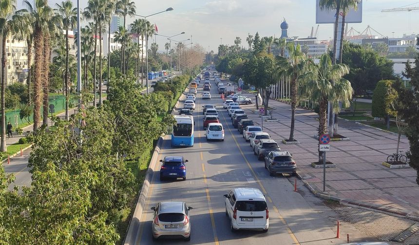 Mersin’de haftanın ilk mesai gününde yoğun trafik