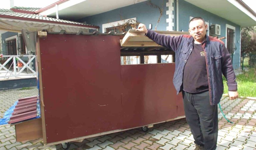 Balıkesir'de bir bakkal gezen tavuk kümesi yaptı