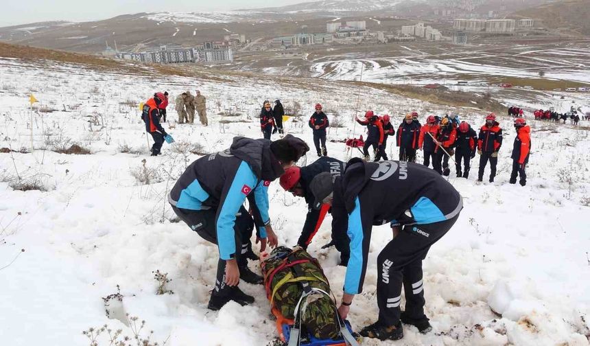 Bayburt'ta gerçeği aratmayan tatbikat: 3 kişi çığ altından çıkarıldı