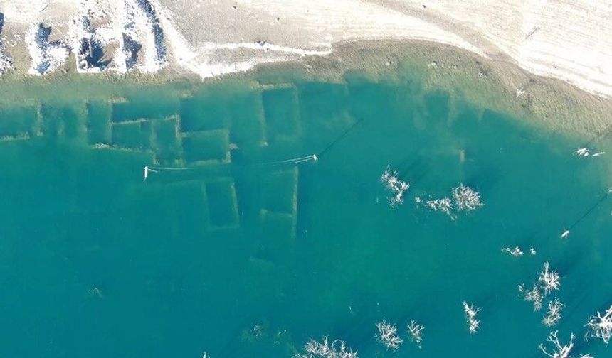 Bir zamanlar tamamen sular altında kalan köy, şimdi de kar altında kaldı