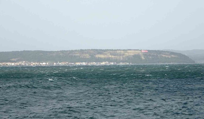 Çanakkale Boğazı fırtına nedeniyle trafiğe kapandı