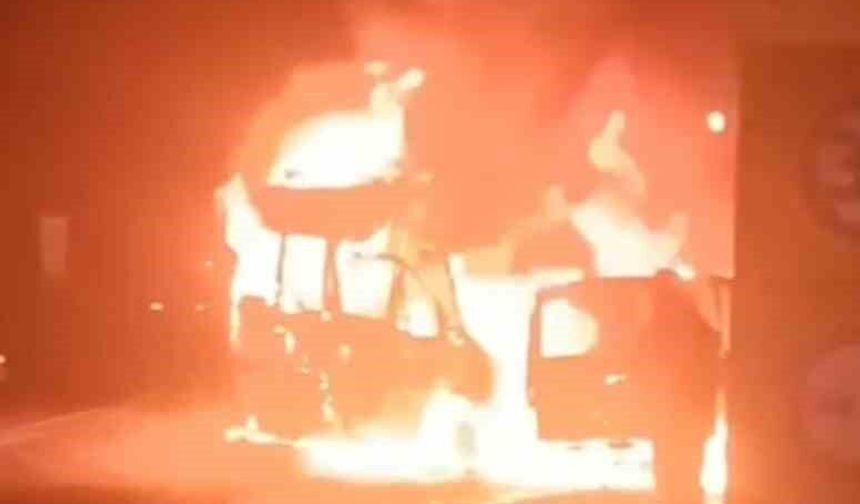 Çarpışan 2 araç alev topuna döndü: 2 yaralı