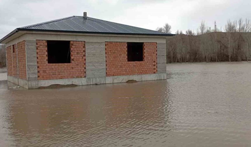 Çekerek ırmağı taştı; yollar ve tarlalar sular altında kaldı