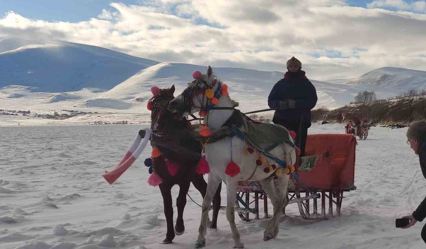 Çıldır Gölü üzerinde atlı gezi ve halay keyfi